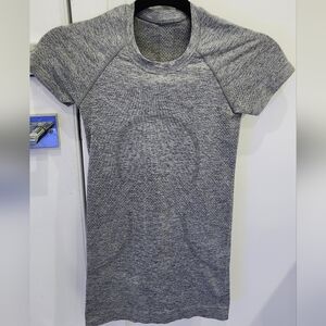 lululemon athletica Heathered Gray Short Sleeve Top